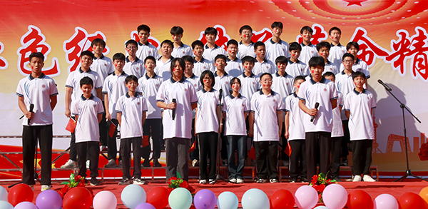 23计算机应用2班 歌唱祖国.JPG