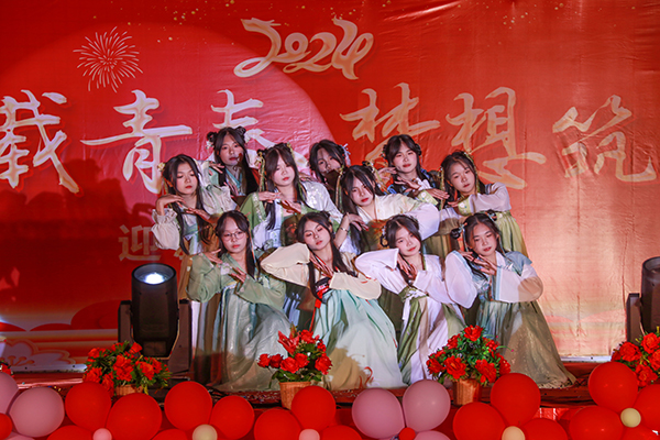 1704320165205719.jpg 小城摇.JPG