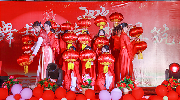 1704320405190624.jpg 最美宫灯红.JPG