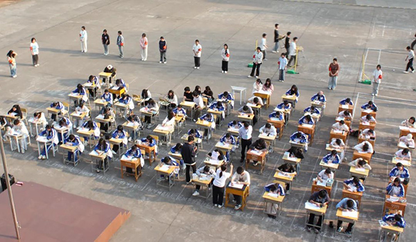 绘雷锋精神 展时代风采——赣州应用学校学雷锋月主题绘画比赛圆满落幕